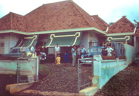 Pak Subuh voor zijn villa in Djakarta