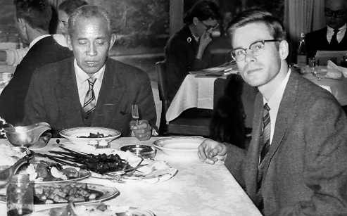 foto: met Pak Subud aan de rijsttafel